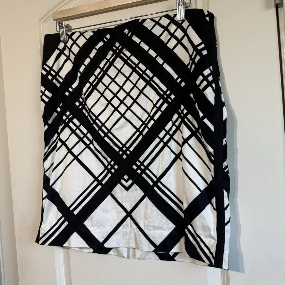 WHITE HOUSE‎ BLACK MARKET | Black White Pencil Skirt Abstract Grid | Size 12 - Picture 10 of 11